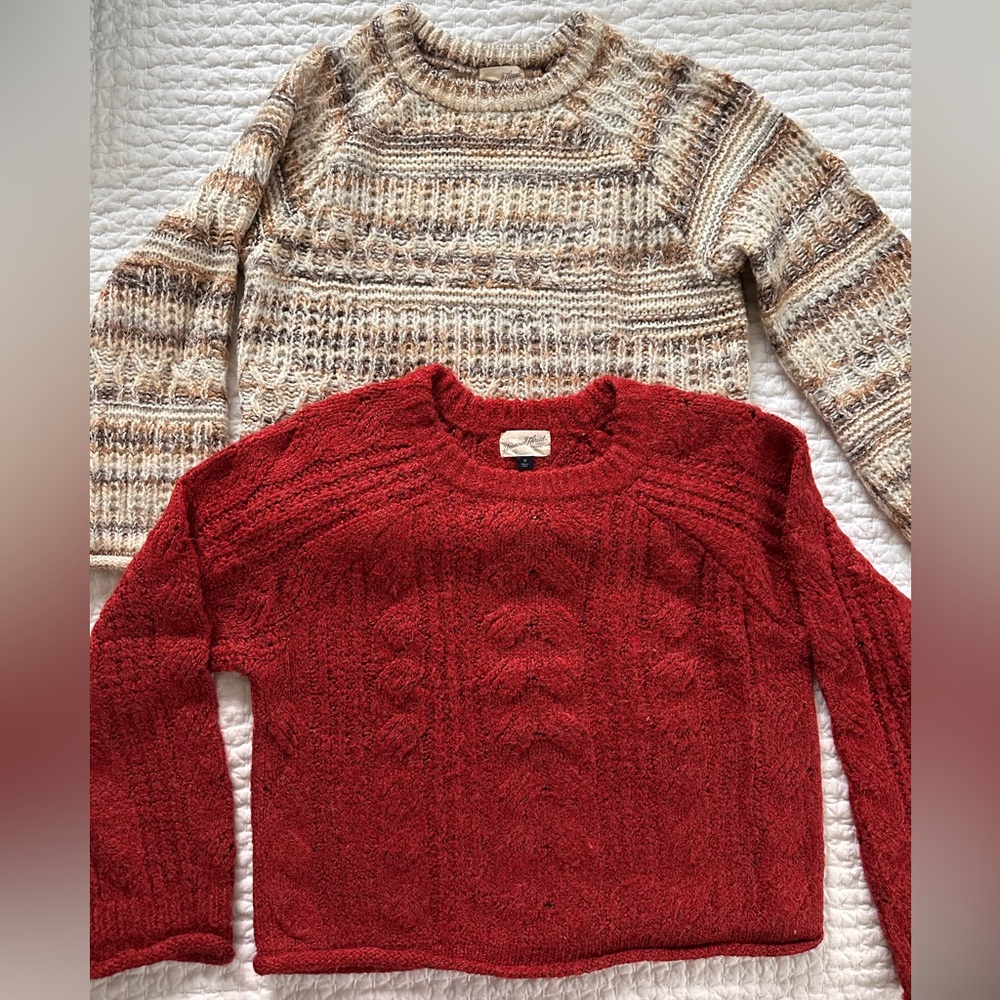 **LIKE NEW** Universal Threads cropped Sweaters